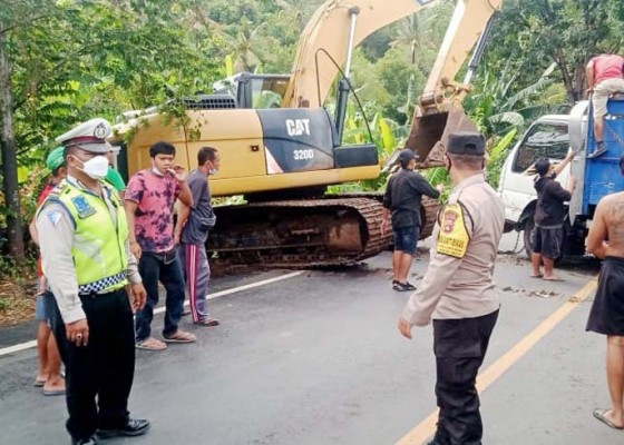 Nusabali.com - jalan-licin-truk-terguling-ke-sawah-di-seririt