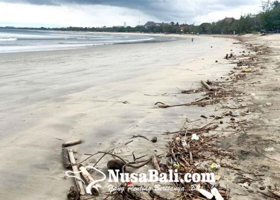 Nusabali.com - sampah-ranting-pohon-bertebaran-di-pantai-kuta