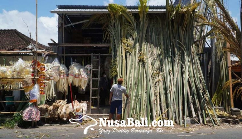 www.nusabali.com-penjual-alat-upacara-di-kapal-ramai-pembeli-ambu-laris-manis