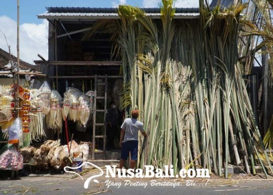 Nusabali.com - penjual-alat-upacara-di-kapal-ramai-pembeli-ambu-laris-manis