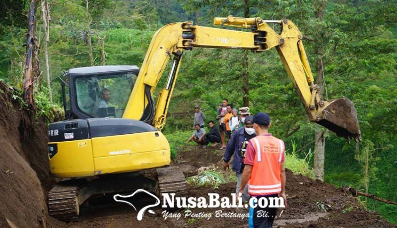 www.nusabali.com-buka-isolasi-banjar-temukus-bpbd-kerahkan-2-alat-berat