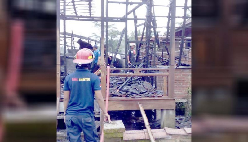 www.nusabali.com-rumah-joglo-di-ubud-terbakar