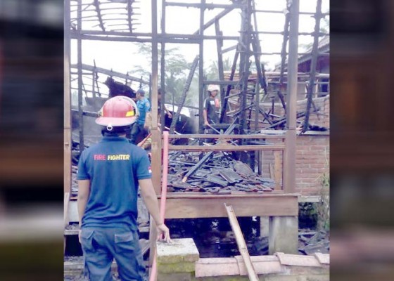 Nusabali.com - rumah-joglo-di-ubud-terbakar