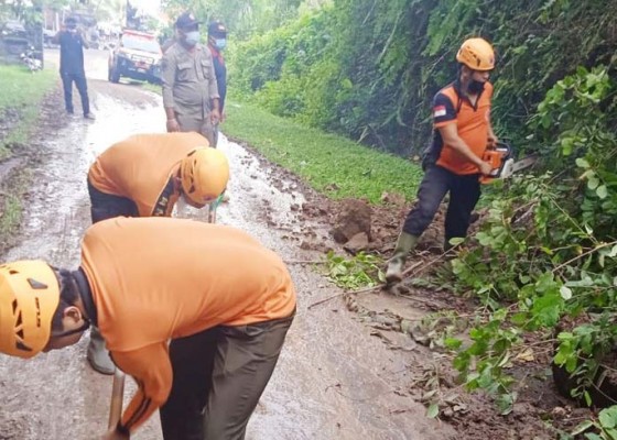 Nusabali.com - tebing-longsor-tutup-jalan-di-pengeragoan