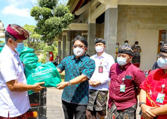 Nusabali.com - badung-terima-bantuan-500-paket-beras-dari-bpjs-ketenagakerjaan