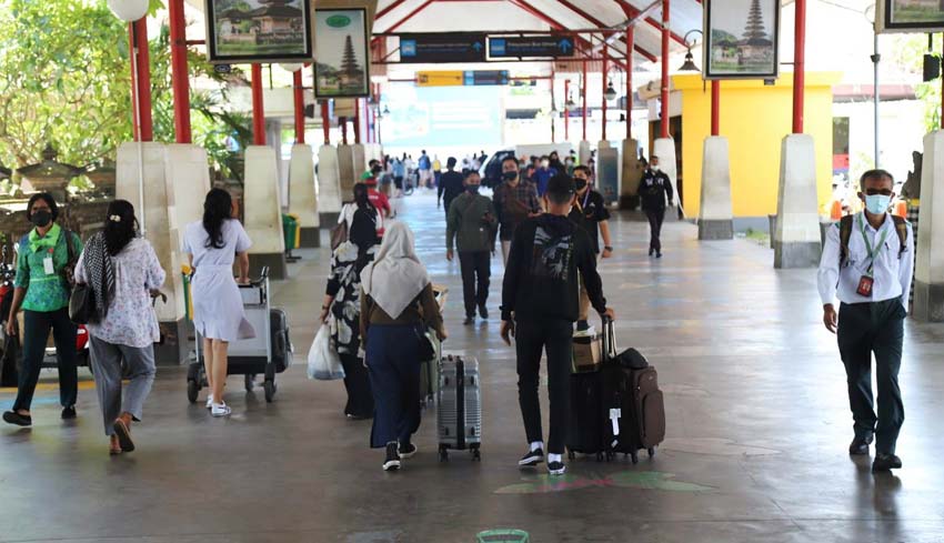 NUSABALI.com - Kedatangan Penumpang Di Bandara Ngurah Rai Turun