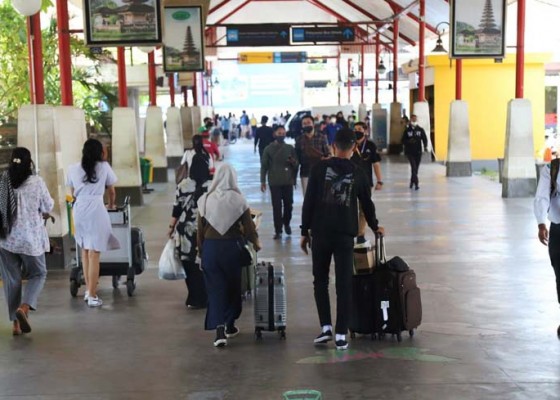 Nusabali.com - kedatangan-penumpang-di-bandara-ngurah-rai-turun