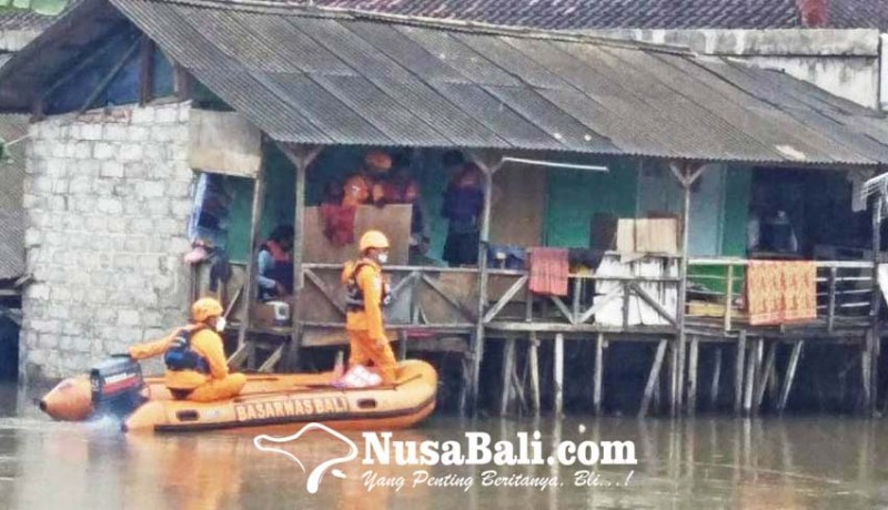 www.nusabali.com-terjebak-banjir-4-warga-dan-1-balita-dievakuasi