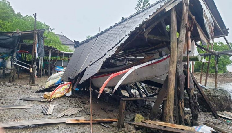 www.nusabali.com-banjir-rob-terjang-mumbul-1-perahu-nelayan-hilang