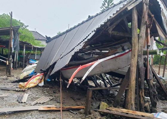 Nusabali.com - banjir-rob-terjang-mumbul-1-perahu-nelayan-hilang