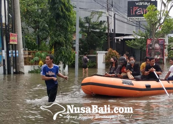 Nusabali.com - kuta-dikepung-banjir-warga-dievakuasi