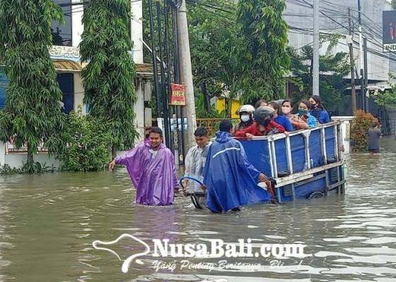 Nusabali.com - banjir-karyawan-bank-dievakuasi-pakai-gerobak