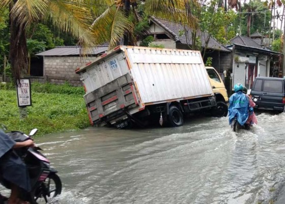 Nusabali.com - banjir-mobil-box-tergelincir-di-nyuh-kuning