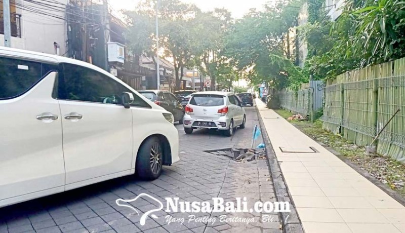 www.nusabali.com-jalan-ambles-picu-akses-masuk-pantai-kuta-macet