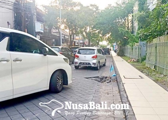 Nusabali.com - jalan-ambles-picu-akses-masuk-pantai-kuta-macet