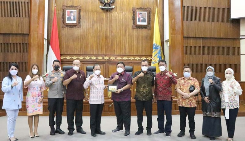 www.nusabali.com-gubernur-koster-minta-baleg-dpr-ri-lindungi-arak-bali