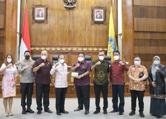 Nusabali.com - gubernur-koster-minta-baleg-dpr-ri-lindungi-arak-bali