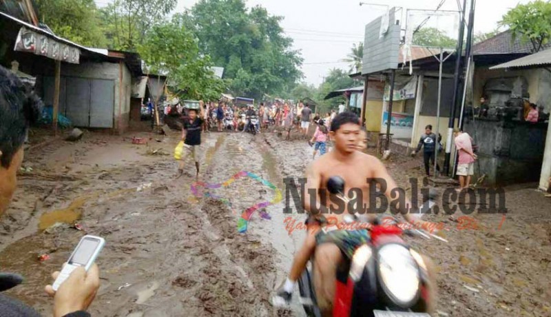 www.nusabali.com-air-laut-naik-air-sungai-sisakan-lumpur-dan-pasir