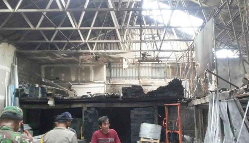 www.nusabali.com-gudang-terbakar-karyawan-berhamburan