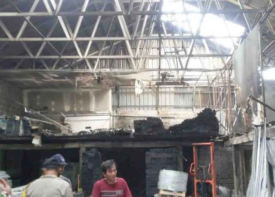 Nusabali.com - gudang-terbakar-karyawan-berhamburan