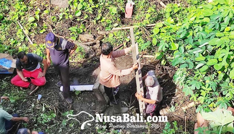 www.nusabali.com-petugas-kesulitan-angkat-batang-kayu-dalam-terowongan