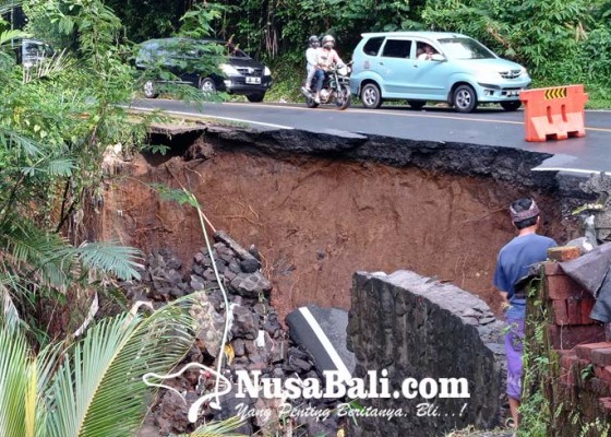 Nusabali.com - jalur-singaraja-denpasar-dikepung-longsor-di-gitgit