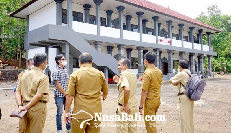 www.nusabali.com-gedung-smpn-6-abang-tanpa-ruang-guru-dan-padmasana