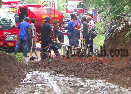 Nusabali.com - longsor-jalan-ke-objek-wisata-putung-sempat-tutup