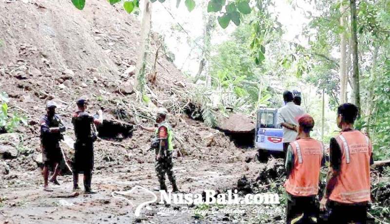 www.nusabali.com-jalan-di-desa-duda-timur-tertutup-material-longsor