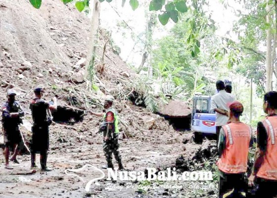 Nusabali.com - jalan-di-desa-duda-timur-tertutup-material-longsor