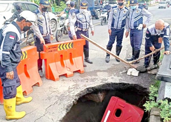 Nusabali.com - sejumlah-ruas-jalan-alami-kerusakan-dana-pemeliharaan-rp-200-jutatahun