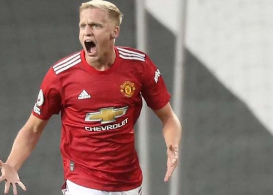 Nusabali.com - mu-pinjamkan-van-de-beek-ke-everton