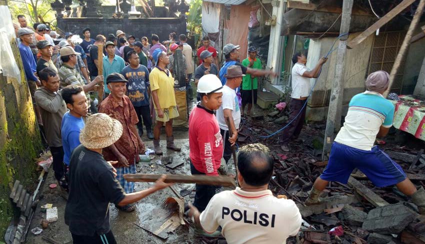 NUSABALI com Pakaian  Tertimbun Reruntuhan Anak  Korban 