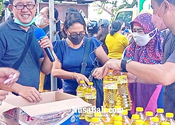 Nusabali.com - warga-jembrana-berburu-minyak-goreng-di-pasar-murah