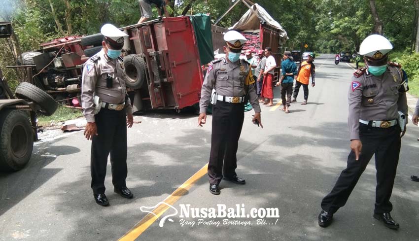 Nusabali Com Truk Adu Jangkrik Sopir Dan Kernet Tewas