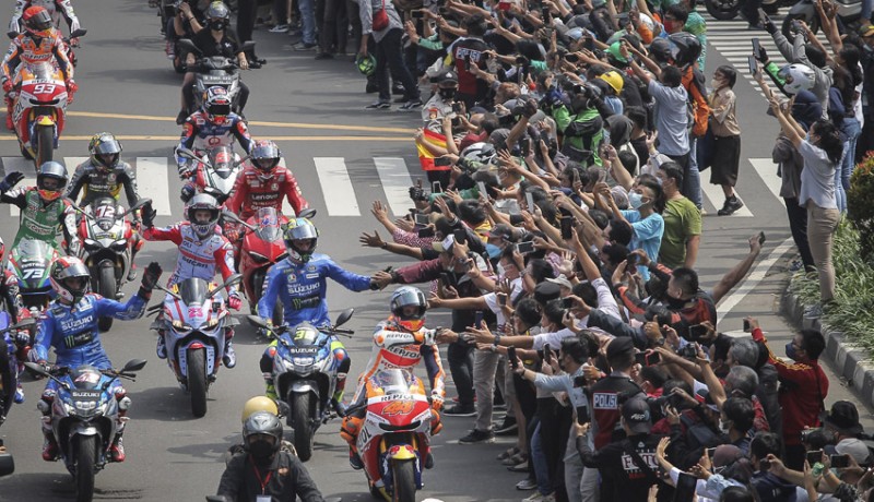 www.nusabali.com-pecah-parade-motogp-disambut-sorak-sorai-warga-jakarta