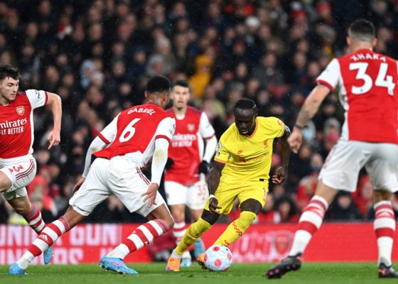 Nusabali.com - gebuk-arsenal-2-0-liverpool-tempel-ketat-manchester-city