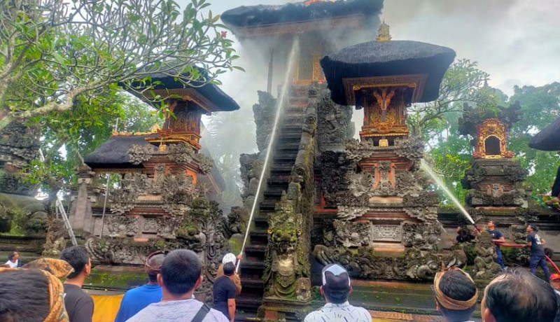 www.nusabali.com-atap-palinggih-gedong-pura-dalem-puri-ubud-terbakar