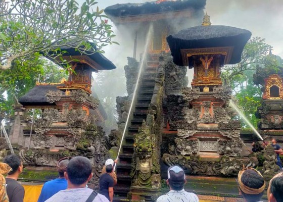 Nusabali.com - atap-palinggih-gedong-pura-dalem-puri-ubud-terbakar