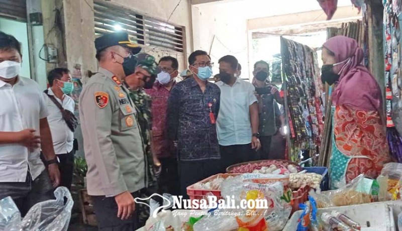 www.nusabali.com-antisipasi-kelangkaan-minyak-goreng-polres-dan-forkopimda-sidak-ke-pasar