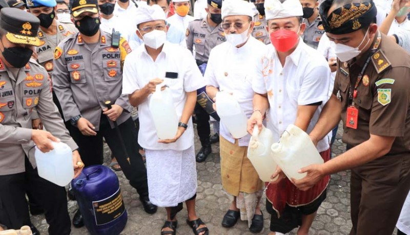 www.nusabali.com-ribuan-liter-arak-gula-dimusnahkan