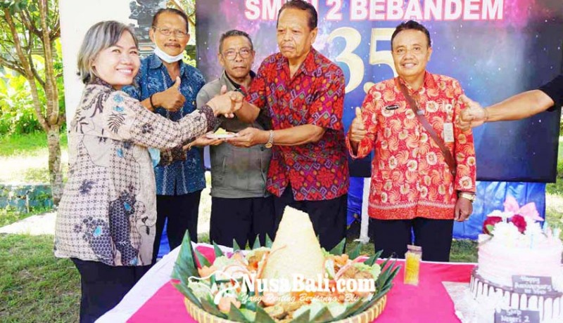 www.nusabali.com-hut-smpn-2-bebandem-mantan-kasek-dapat-tumpeng