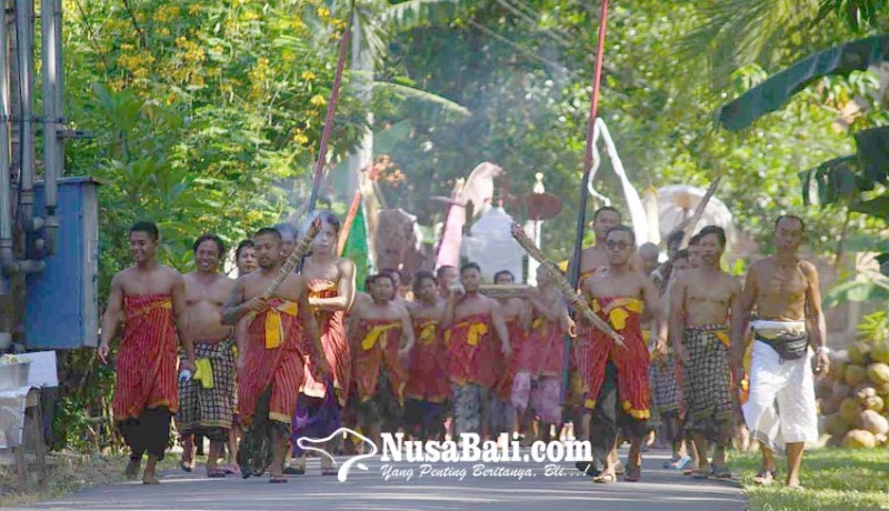 www.nusabali.com-mlasti-karya-di-desa-bungaya-semua-krama-tanpa-busana-atas