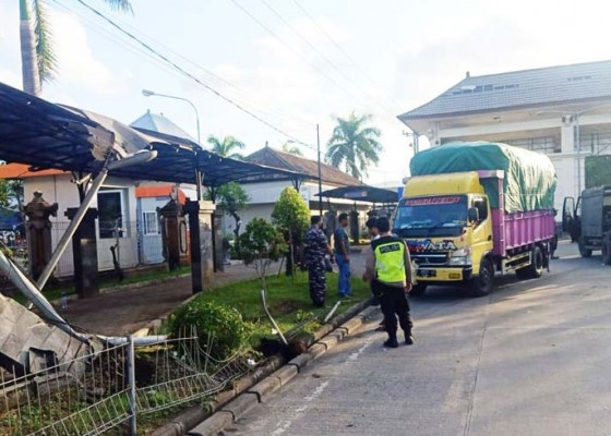 Nusabali.com - truk-hantam-tenda-pejalan-kaki-di-pelabuhan-gilimanuk