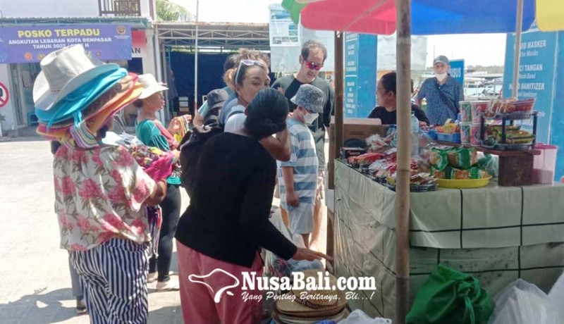 www.nusabali.com-pedagang-kembali-tawarkan-souvenir-di-pelabuhan-serangan