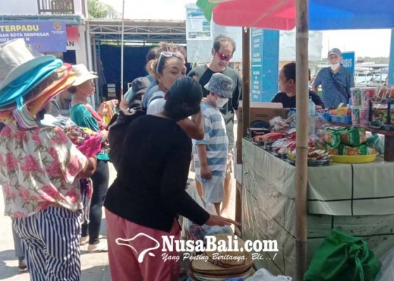 Nusabali.com - pedagang-kembali-tawarkan-souvenir-di-pelabuhan-serangan