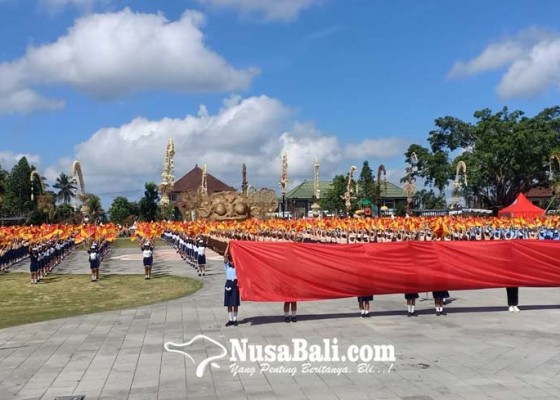 Nusabali.com - sebanyak-1000-siswa-smp-dikerahkan-dalam-parade-semaphore-pramuka