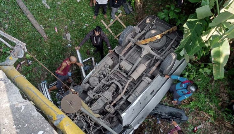 www.nusabali.com-mobil-terjun-dari-jembatan-1-tewas