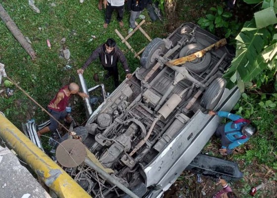 Nusabali.com - mobil-terjun-dari-jembatan-1-tewas