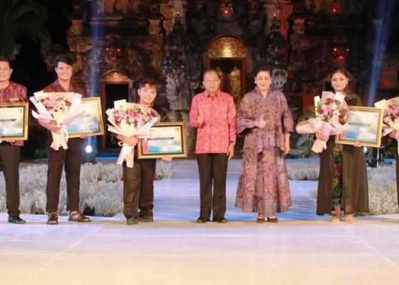 Nusabali.com - apresiasi-dekranasda-gubernur-buka-bali-designpreneur-fashion-show-2022